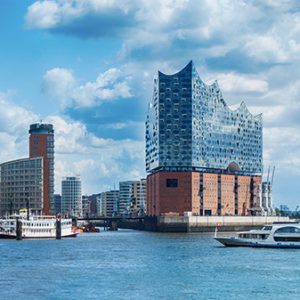 elbphilharmonie und barkasse