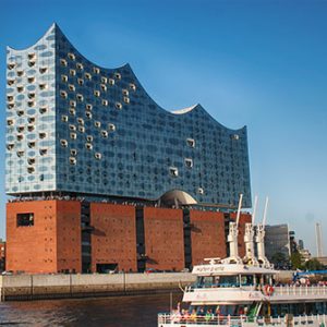 elbphilharmonie und barkasse