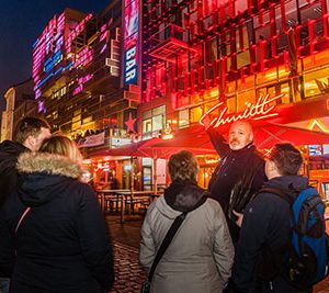 Stadtführer Malte vor dem Schmidt Theater