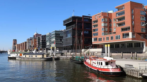 Blick auf Häuserzeile in der Hafencity Hamburg