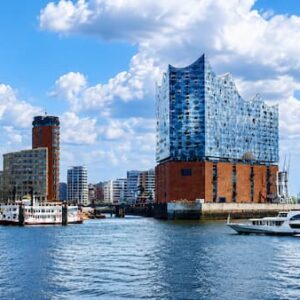 Elbphilharmonie im Hamburger Hafen mit Barkasse.