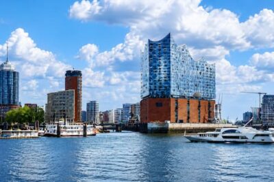 Elbphilharmonie im Hamburger Hafen mit Barkasse.