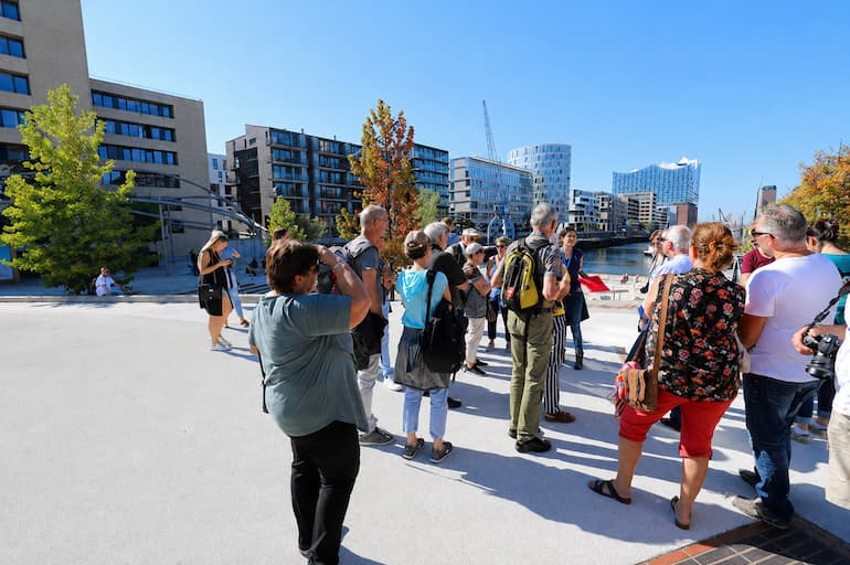Stadtführung mit einer Gruppe in der Hamburger HafenCity.